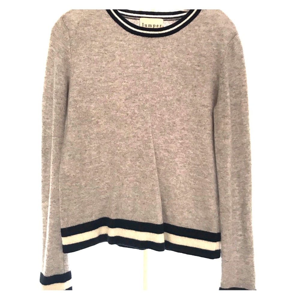 Crew neck cashmere sweater.